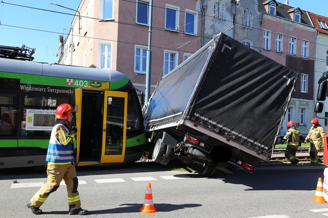 Zderzenie samochodu dostawczego z tramwajem