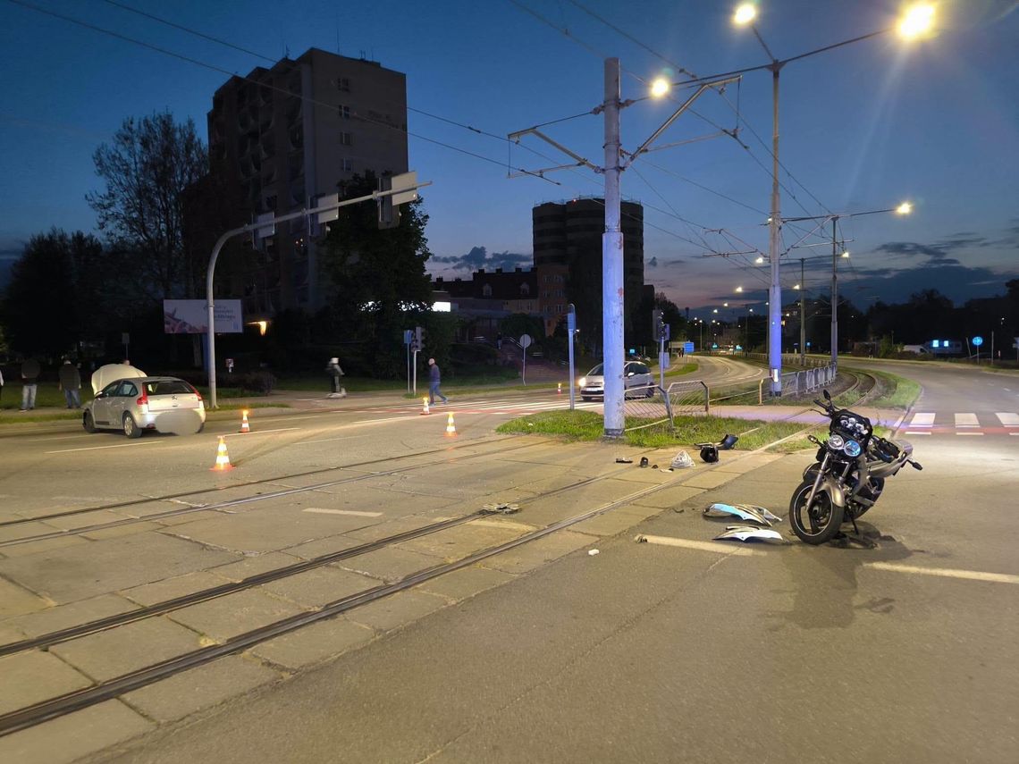 Zderzenie samochodu z motocyklem na skrzyżowaniu Królewiecka - Płk. Dąbka Zderzenie samochodu z motocyklem na skrzyżowaniu Królewiecka - Płk. Dąbka