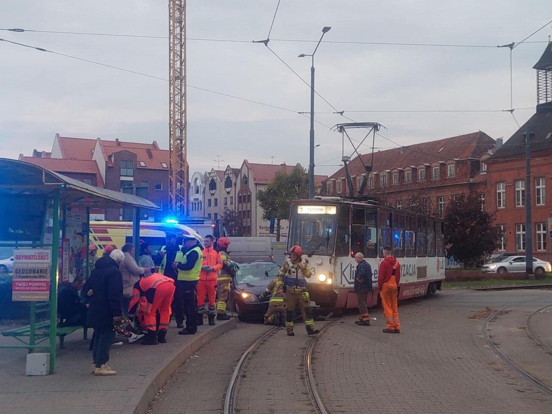 Zderzenie samochodu z tramwajem na Placu Słowiańskim