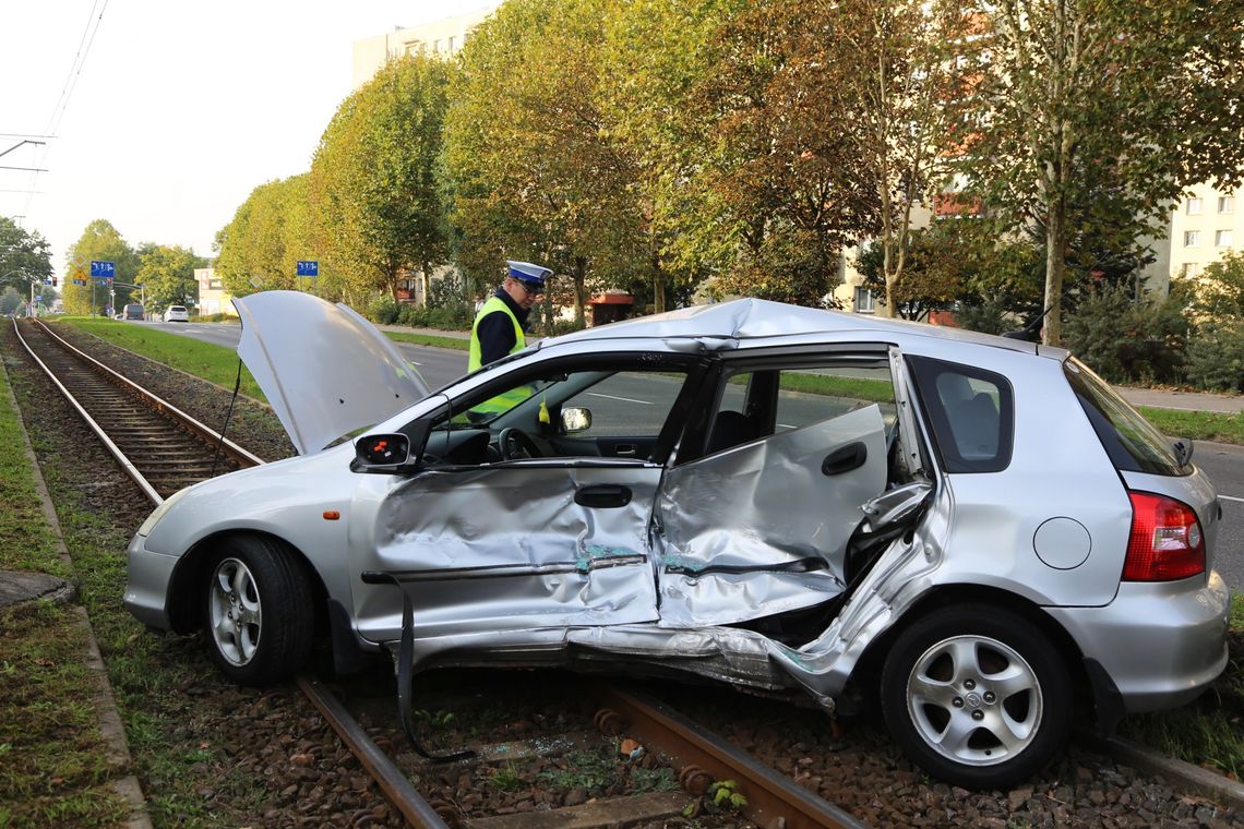 Zderzenie samochodu z tramwajem na Płk. Dąbka