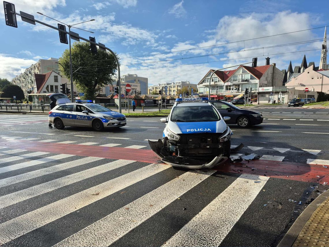 Zderzenie z radiowozem na skrzyżowaniu Płk. Dąbka-Brzozowa [WIDEO]