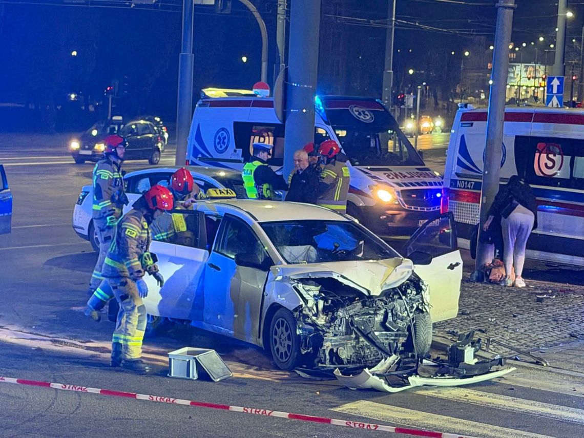 Wjechał na czerwonym świetle. Trzy osoby w szpitalu [ZDJĘCIA]