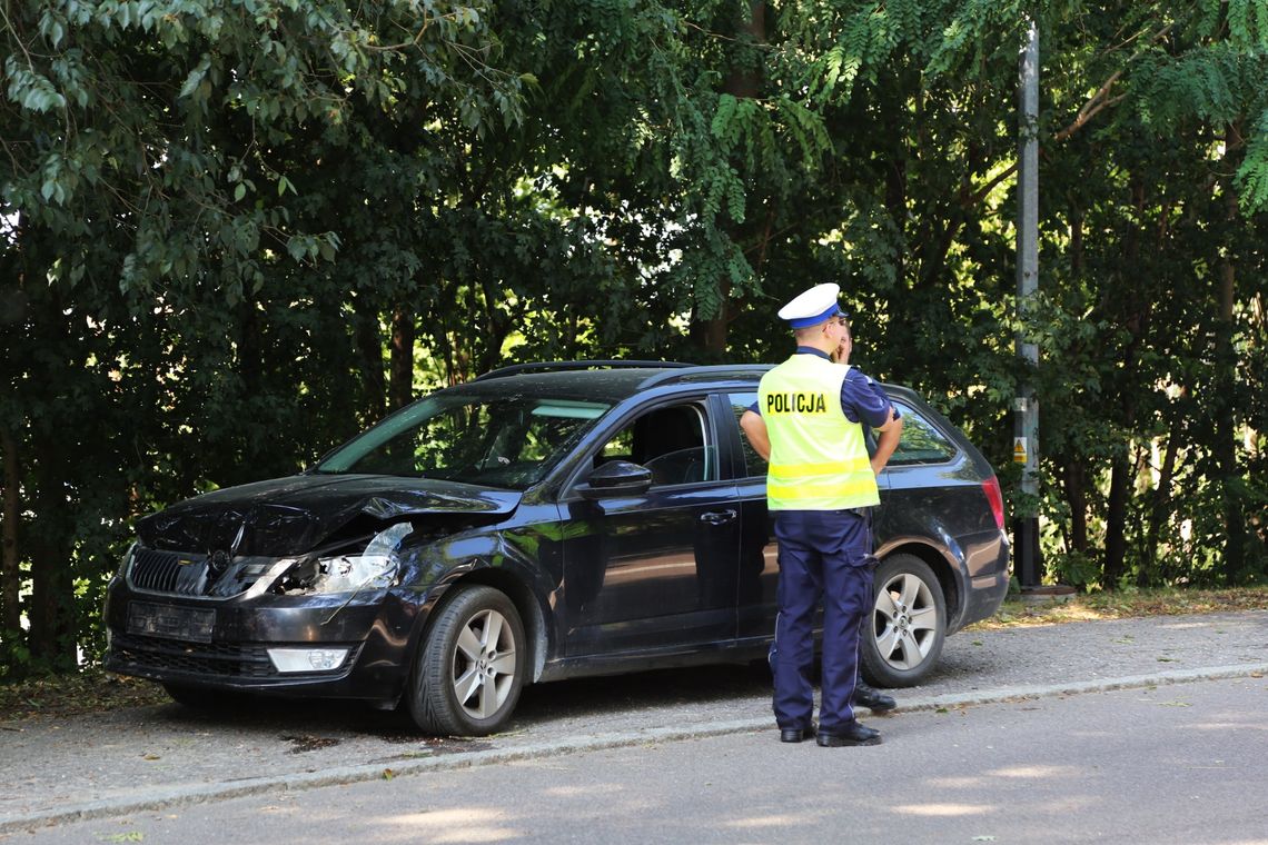 Złamane drzewo spadło na samochód