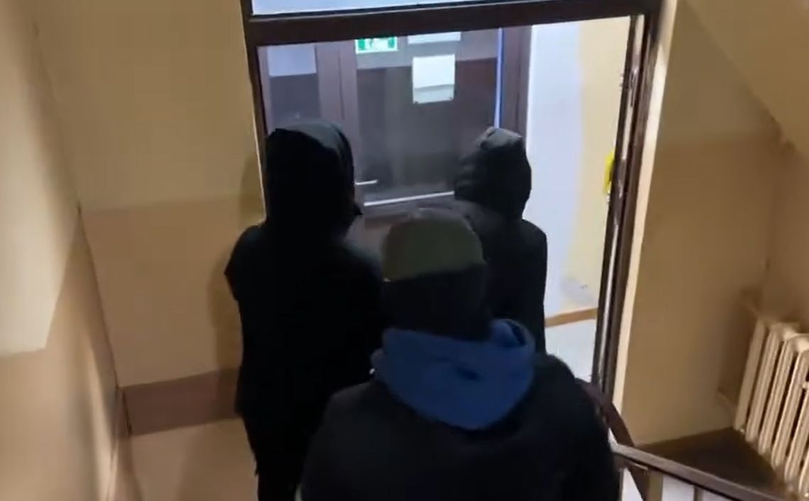 Zmuszali go pod groźbą maczety. Makabryczna historia z Elbląga [WIDEO]