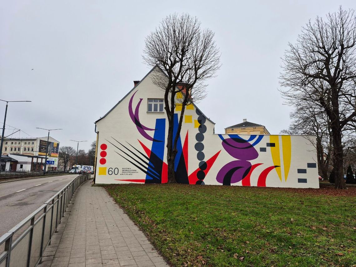 Zobacz, jak sztuka wyskakuje z ulic Elbląga. Nowy mural na kolejną rocznicę [WIDEO]