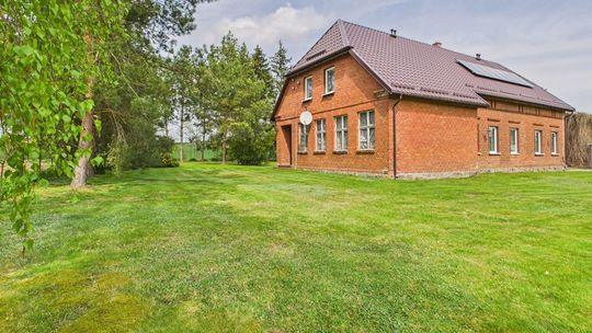 Dom po starej szkole na sprzedaż. Spokój, natura i 4689 m² możliwości