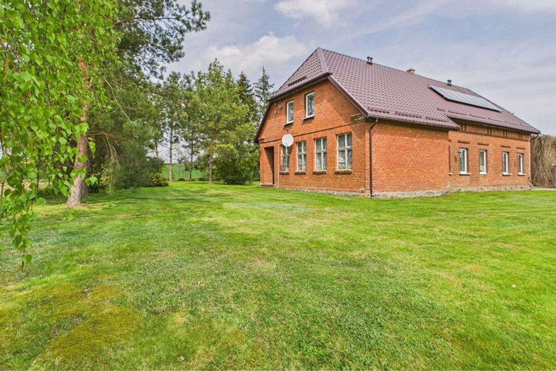 Dom po starej szkole na sprzedaż. Spokój, natura i 4689 m² możliwości